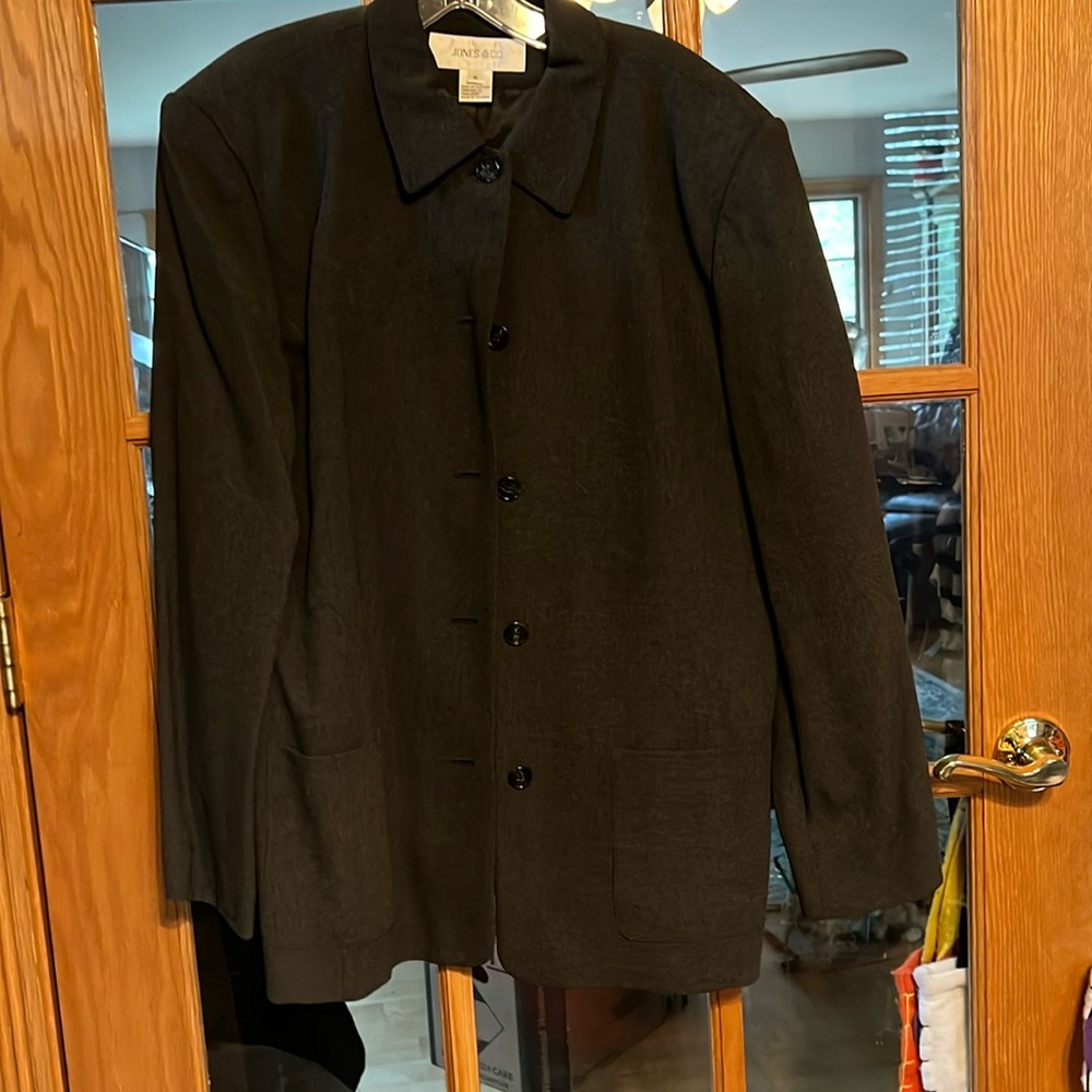 Grey fully lined women’s suit jacket with pockets